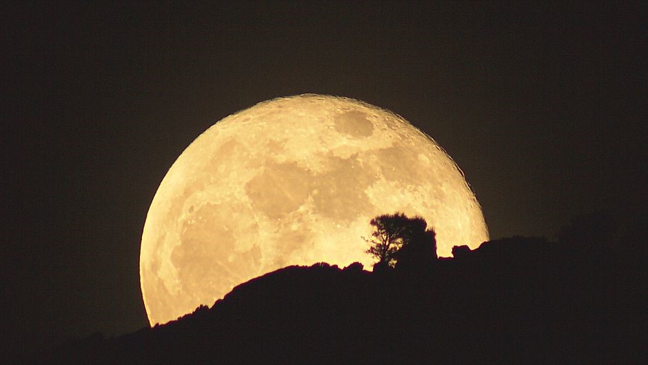 La Luna sobre la Sierra/Moon Rise, 06.05.12. Jose Rambaud. http://www.flickr.com/photos/67590306@N03/7150291253/in/photostream