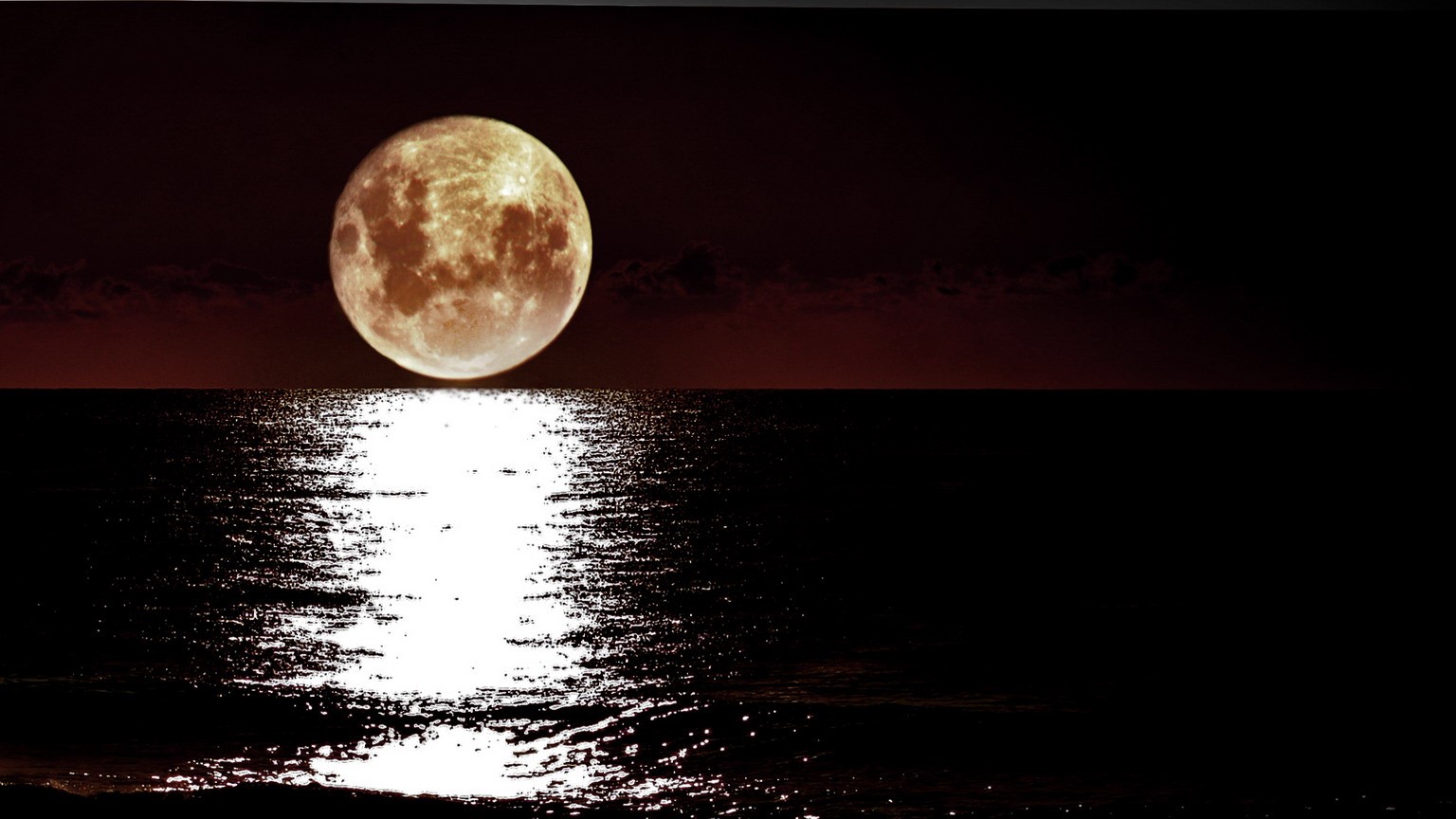 Moon & sea. Dave O. OLDSKOOLDAVE. http://www.flickr.com/photos/oldskooldave/2328864636/